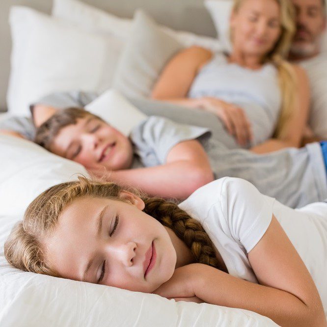 „Anyu, maradj velem, amíg elalszom!” – Mit tegyünk, ha az 5 éves még igényli a közelséget?