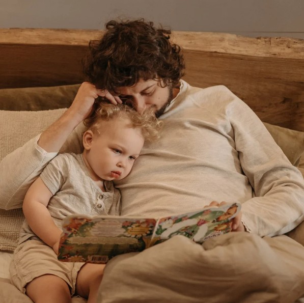 Mások szerint már illene elválasztanom, de mi még szeretjük a szoptatást. Tényleg ciki? Mit tegyek?