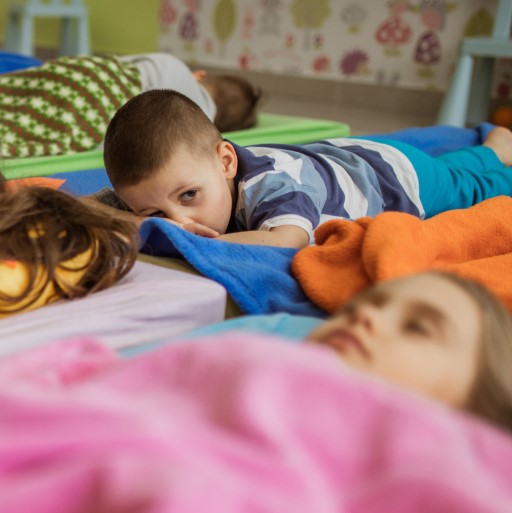 Mikor hagyják abba a gyerekek a délutáni alvást?