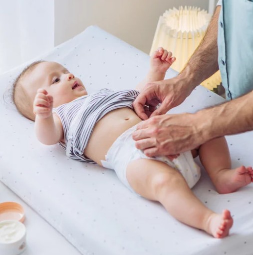 Érdemes éjjel pelenkázni?