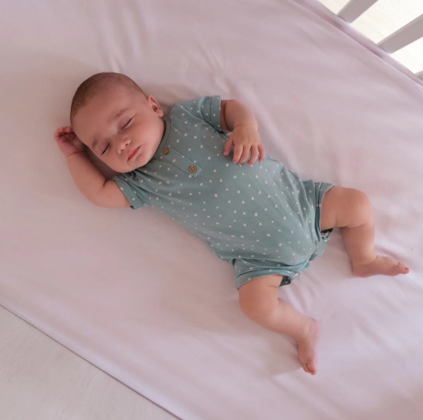 Hason vagy háton aludjon  a babád biztonságban?