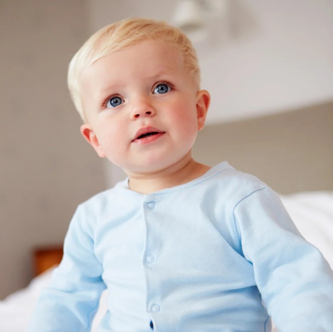 Esti lefekvés után 20–30 perccel megébred a baba – miért történik ez, és mit tehetsz ellene?