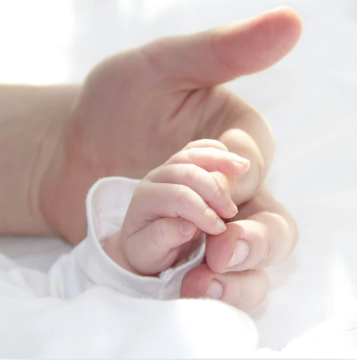 Aludjon-e a baba egy szobában a szülőkkel? És mi a szerepe a légzésfigyelőnek?