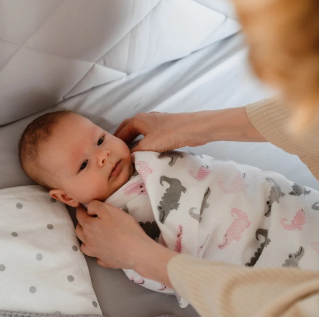Súlyozott takaró, hálózsák és pólya – valóban jobban alszanak tőlük a babák?